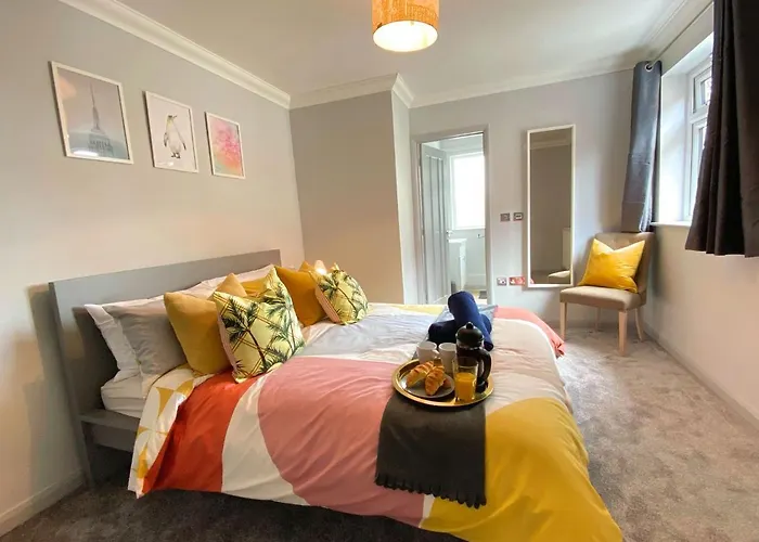 Beautiful Large 4 Bedroom House - 5 Minute Walk To The Best Beach! - Great Location - Garden - Parking - Fast Wifi - Smart Tv - Newly Decorated - Sleeps Up To 10! Close To Bournemouth & Poole & Sandbanks
