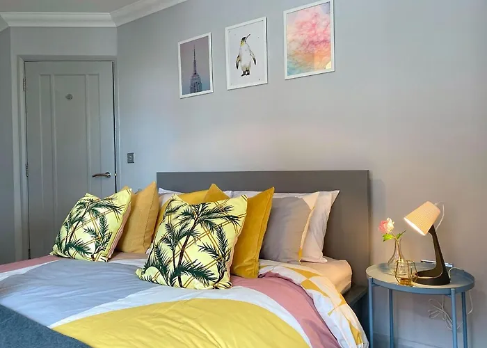 Beautiful Large 4 Bedroom House - 5 Minute Walk To The Best Beach! - Great Location - Garden - Parking - Fast Wifi - Smart Tv - Newly Decorated - Sleeps Up To 10! Close To Bournemouth & Poole & Sandbanks
