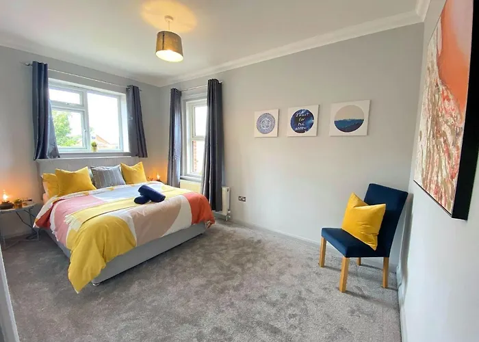 Beautiful Large 4 Bedroom House - 5 Minute Walk To The Best Beach! - Great Location - Garden - Parking - Fast Wifi - Smart Tv - Newly Decorated - Sleeps Up To 10! Close To Bournemouth & Poole & Sandbanks