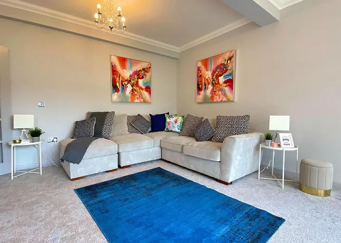 Beautiful Large 4 Bedroom House - 5 Minute Walk To The Best Beach! - Great Location - Garden - Parking - Fast Wifi - Smart Tv - Newly Decorated - Sleeps Up To 10! Close To Bournemouth & Poole & Sandbanks