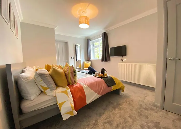 Beautiful Large 4 Bedroom House - 5 Minute Walk To The Best Beach! - Great Location - Garden - Parking - Fast Wifi - Smart Tv - Newly Decorated - Sleeps Up To 10! Close To Bournemouth & Poole & Sandbanks
