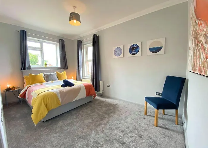 Beautiful Large 4 Bedroom House - 5 Minute Walk To The Best Beach! - Great Location - Garden - Parking - Fast Wifi - Smart Tv - Newly Decorated - Sleeps Up To 10! Close To Bournemouth & Poole & Sandbanks