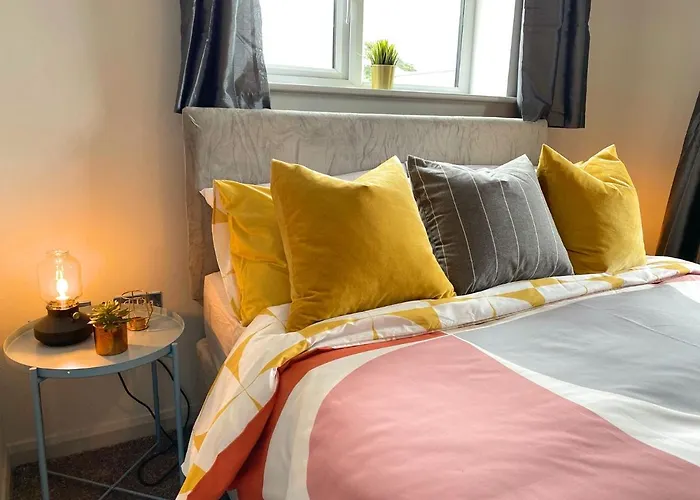 Beautiful Large 4 Bedroom House - 5 Minute Walk To The Best Beach! - Great Location - Garden - Parking - Fast Wifi - Smart Tv - Newly Decorated - Sleeps Up To 10! Close To Bournemouth & Poole & Sandbanks