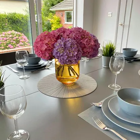Beautiful Large 4 Bedroom House - 5 Minute Walk To The Best Beach! - Great Location - Garden - Parking - Fast Wifi - Smart Tv - Newly Decorated - Sleeps Up To 10! Close To Bournemouth & Poole & Sandbanks Exterior foto