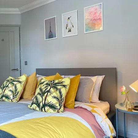 Beautiful Large 4 Bedroom House - 5 Minute Walk To The Best Beach! - Great Location - Garden - Parking - Fast Wifi - Smart Tv - Newly Decorated - Sleeps Up To 10! Close To Bournemouth & Poole & Sandbanks Exterior foto