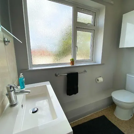 Beautiful Large 4 Bedroom House - 5 Minute Walk To The Best Beach! - Great Location - Garden - Parking - Fast Wifi - Smart Tv - Newly Decorated - Sleeps Up To 10! Close To Bournemouth & Poole & Sandbanks Exterior foto