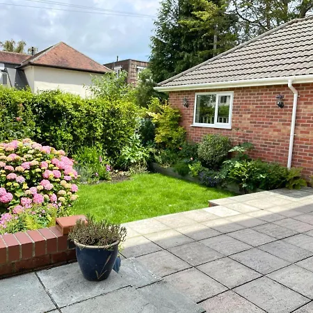 Beautiful Large 4 Bedroom House - 5 Minute Walk To The Best Beach! - Great Location - Garden - Parking - Fast Wifi - Smart Tv - Newly Decorated - Sleeps Up To 10! Close To Bournemouth & Poole & Sandbanks Exterior foto