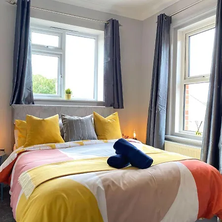 Beautiful Large 4 Bedroom House - 5 Minute Walk To The Best Beach! - Great Location - Garden - Parking - Fast Wifi - Smart Tv - Newly Decorated - Sleeps Up To 10! Close To Bournemouth & Poole & Sandbanks Exterior foto
