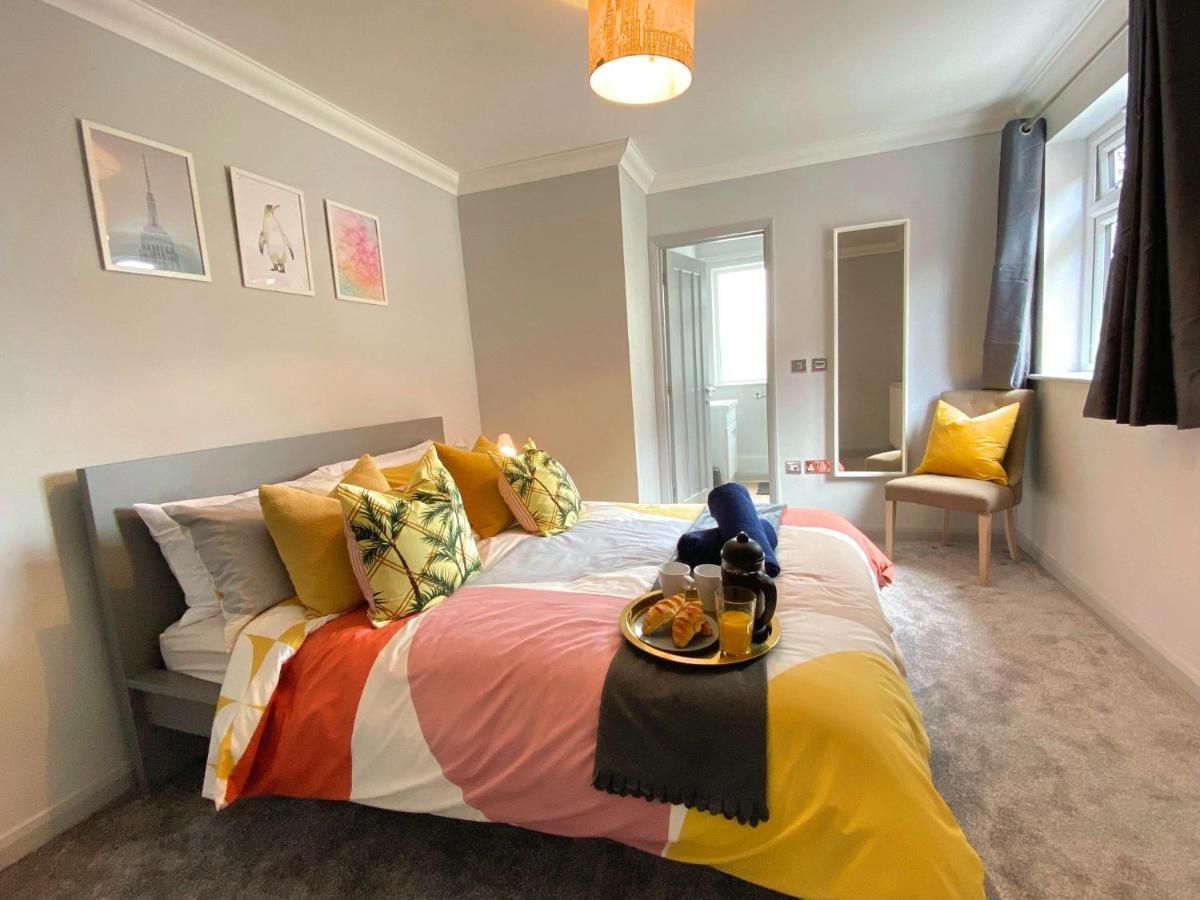 Ferienhaus Beautiful Large 4 Bedroom House - 5 Minute Walk To The Beach! - Great Location - Garden - Parking - Fast Wifi - Smart Tv - Newly Decorated - Sleeps Up To 10! Close To & Poole & Sandbanks Bournemouth