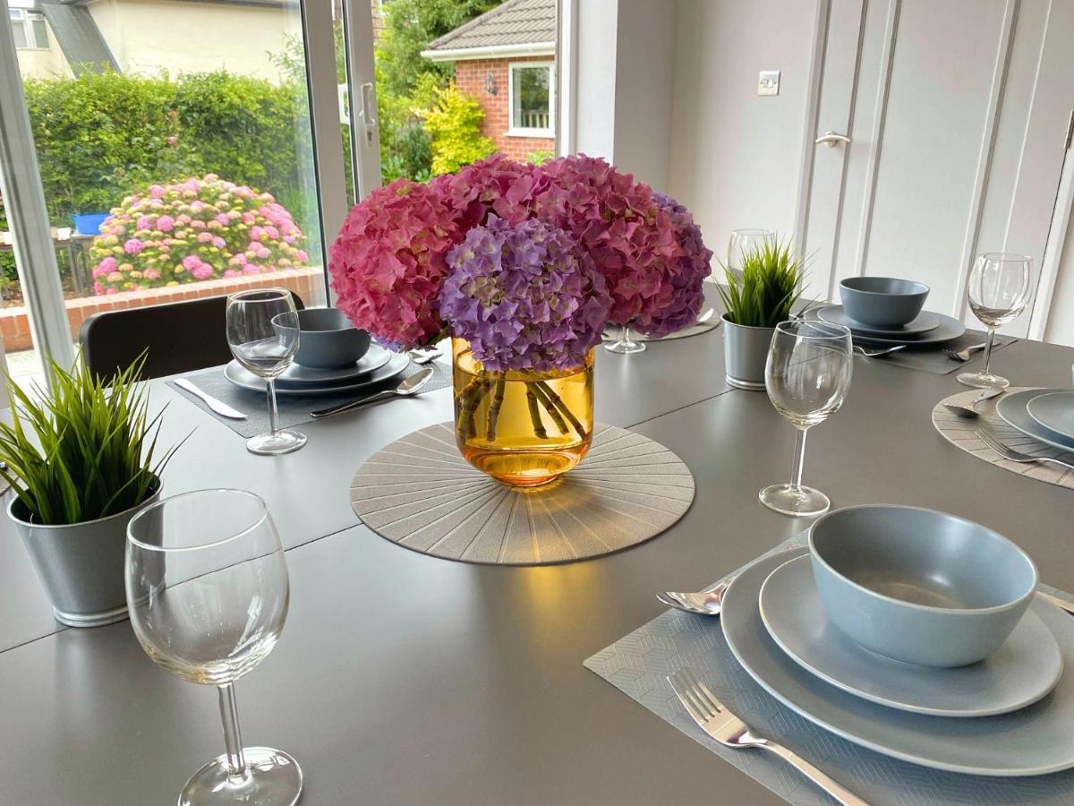 Beautiful Large 4 Bedroom House - 5 Minute Walk To The Beach! - Great Location - Garden - Parking - Fast Wifi - Smart Tv - Newly Decorated - Sleeps Up To 10! Close To & Poole & Sandbanks Ferienhaus