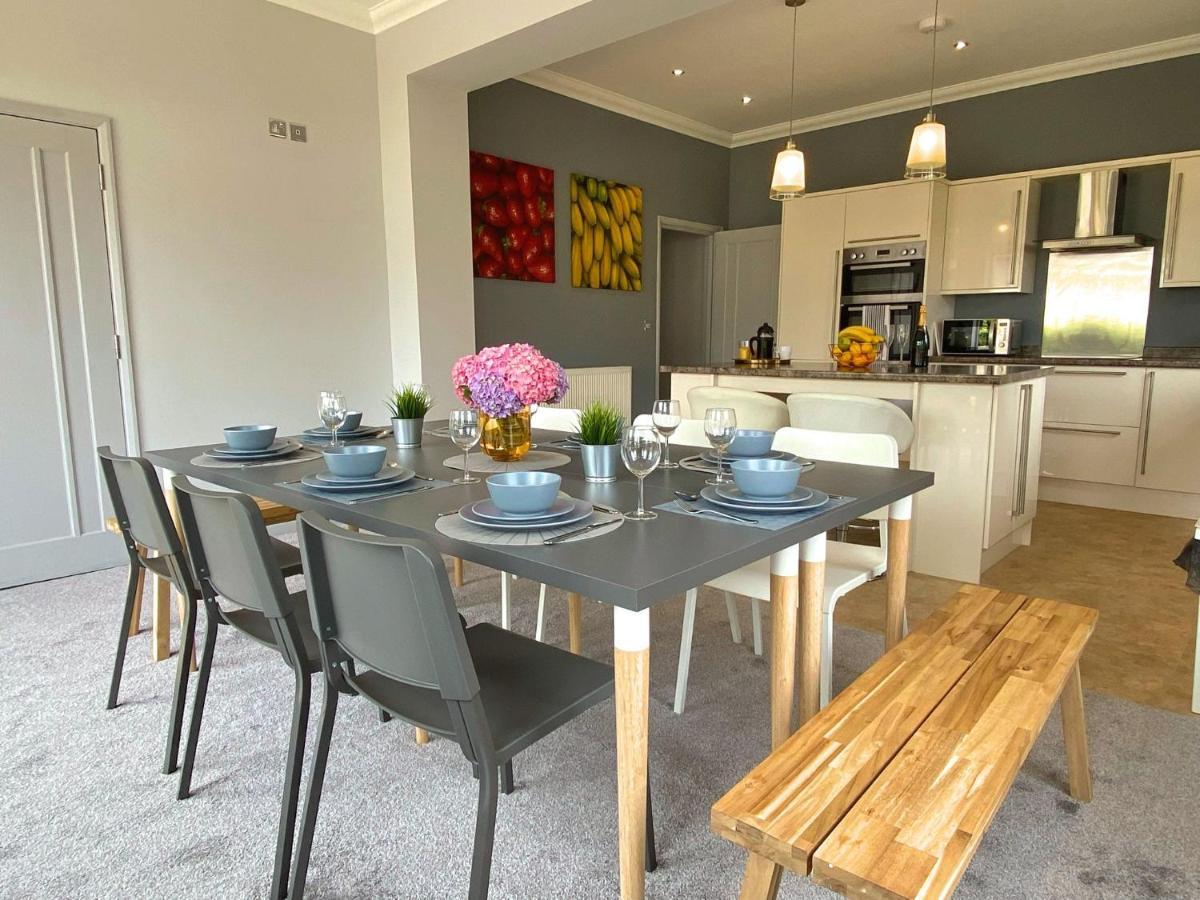 Ferienhaus Beautiful Large 4 Bedroom House - 5 Minute Walk To The Beach! - Great Location - Garden - Parking - Fast Wifi - Smart Tv - Newly Decorated - Sleeps Up To 10! Close To & Poole & Sandbanks Bournemouth