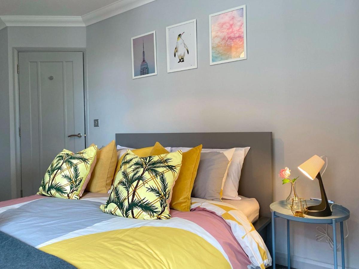 Beautiful Large 4 Bedroom House - 5 Minute Walk To The Beach! - Great Location - Garden - Parking - Fast Wifi - Smart Tv - Newly Decorated - Sleeps Up To 10! Close To & Poole & Sandbanks Bournemouth
