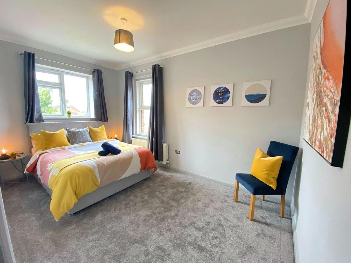 Vakantiehuis Beautiful Large 4 Bedroom House - 5 Minute Walk To The Beach! - Great Location - Garden - Parking - Fast Wifi - Smart Tv - Newly Decorated - Sleeps Up To 10! Close To & Poole & Sandbanks *