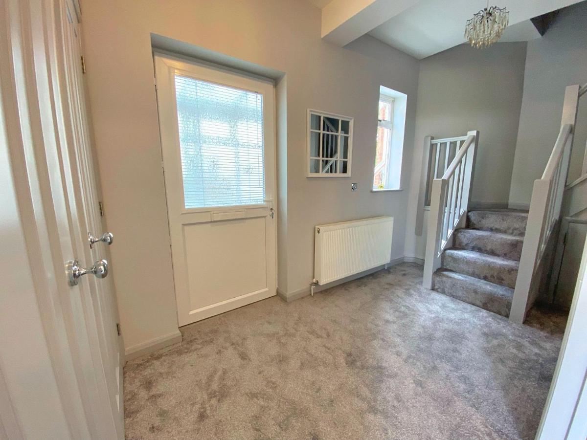 Ferienhaus Beautiful Large 4 Bedroom House - 5 Minute Walk To The Beach! - Great Location - Garden - Parking - Fast Wifi - Smart Tv - Newly Decorated - Sleeps Up To 10! Close To & Poole & Sandbanks *