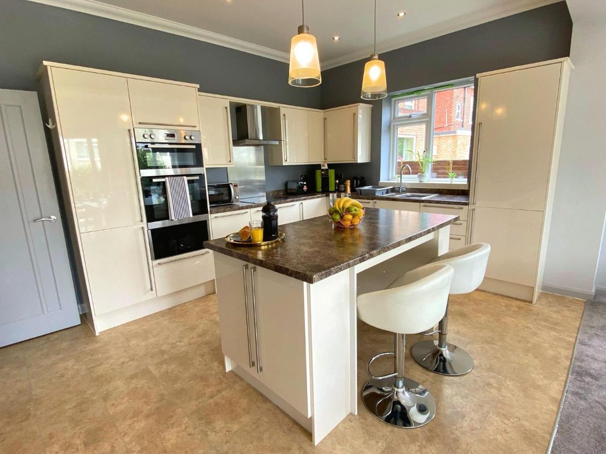 Ferienhaus Beautiful Large 4 Bedroom House - 5 Minute Walk To The Beach! - Great Location - Garden - Parking - Fast Wifi - Smart Tv - Newly Decorated - Sleeps Up To 10! Close To & Poole & Sandbanks Bournemouth