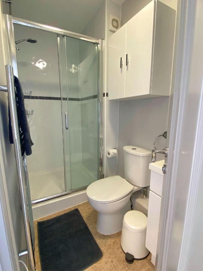 Ferienhaus Beautiful Large 4 Bedroom House - 5 Minute Walk To The Beach! - Great Location - Garden - Parking - Fast Wifi - Smart Tv - Newly Decorated - Sleeps Up To 10! Close To & Poole & Sandbanks