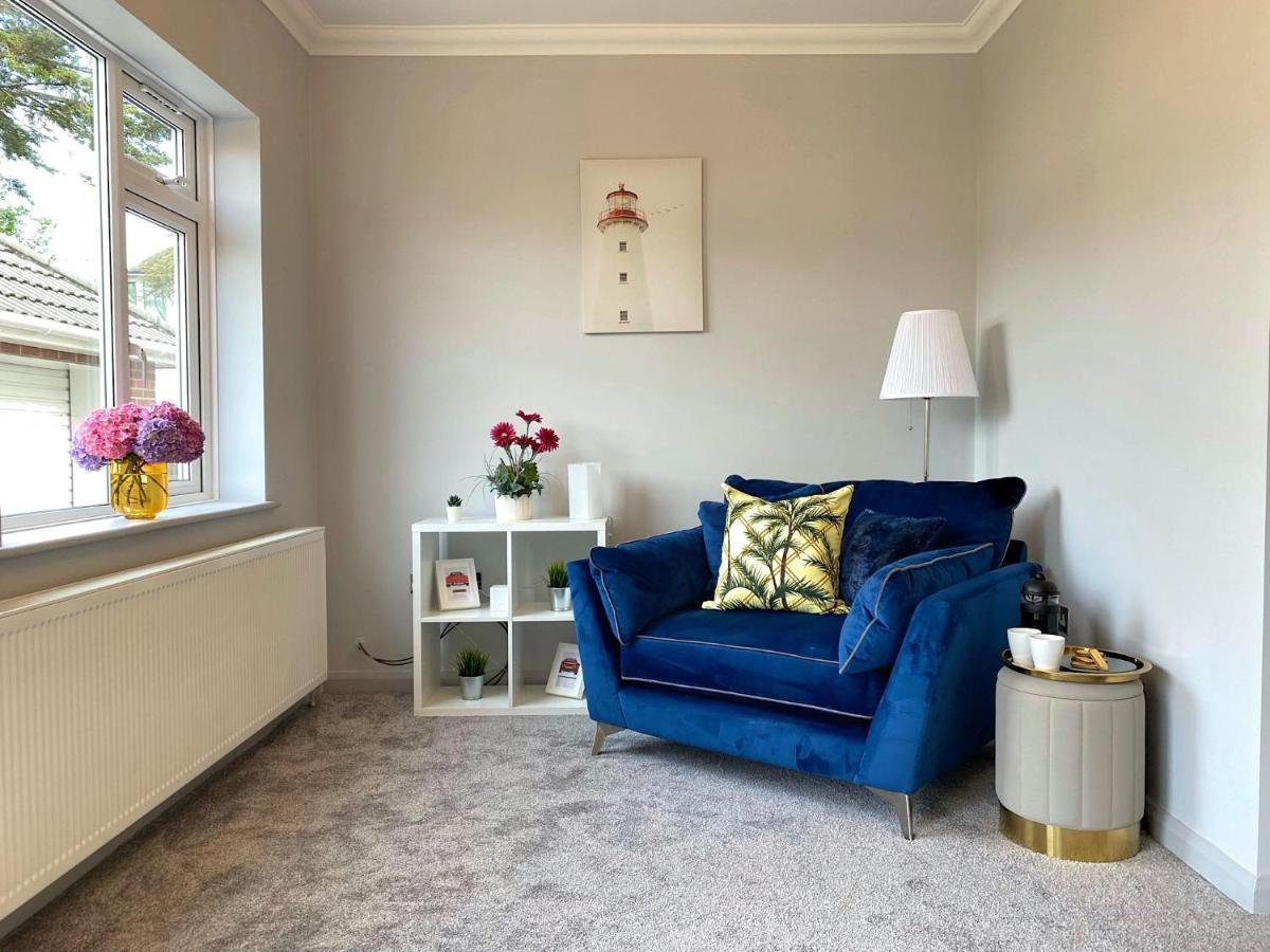 Beautiful Large 4 Bedroom House - 5 Minute Walk To The Beach! - Great Location - Garden - Parking - Fast Wifi - Smart Tv - Newly Decorated - Sleeps Up To 10! Close To & Poole & Sandbanks Ferienhaus Bournemouth