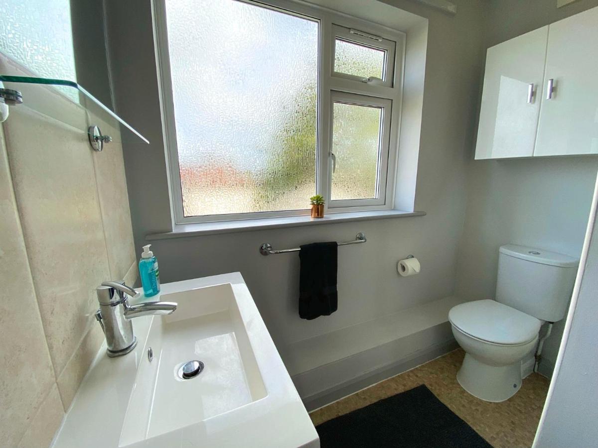 Beautiful Large 4 Bedroom House - 5 Minute Walk To The Beach! - Great Location - Garden - Parking - Fast Wifi - Smart Tv - Newly Decorated - Sleeps Up To 10! Close To & Poole & Sandbanks Ferienhaus