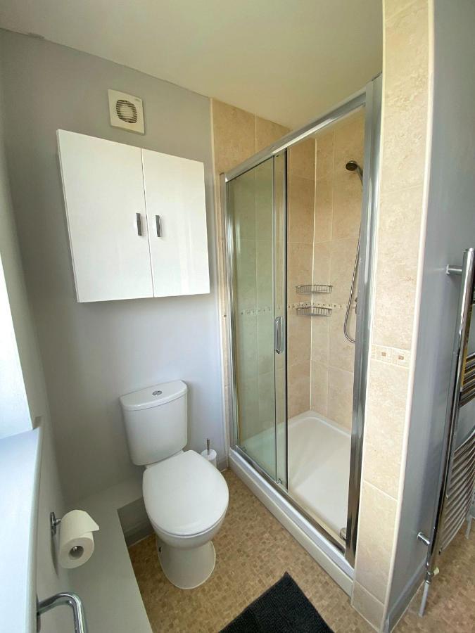 Ferienhaus Beautiful Large 4 Bedroom House - 5 Minute Walk To The Beach! - Great Location - Garden - Parking - Fast Wifi - Smart Tv - Newly Decorated - Sleeps Up To 10! Close To & Poole & Sandbanks