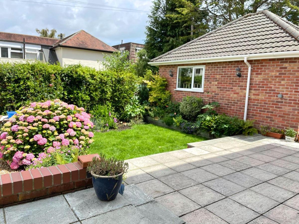 Beautiful Large 4 Bedroom House - 5 Minute Walk To The Beach! - Great Location - Garden - Parking - Fast Wifi - Smart Tv - Newly Decorated - Sleeps Up To 10! Close To & Poole & Sandbanks