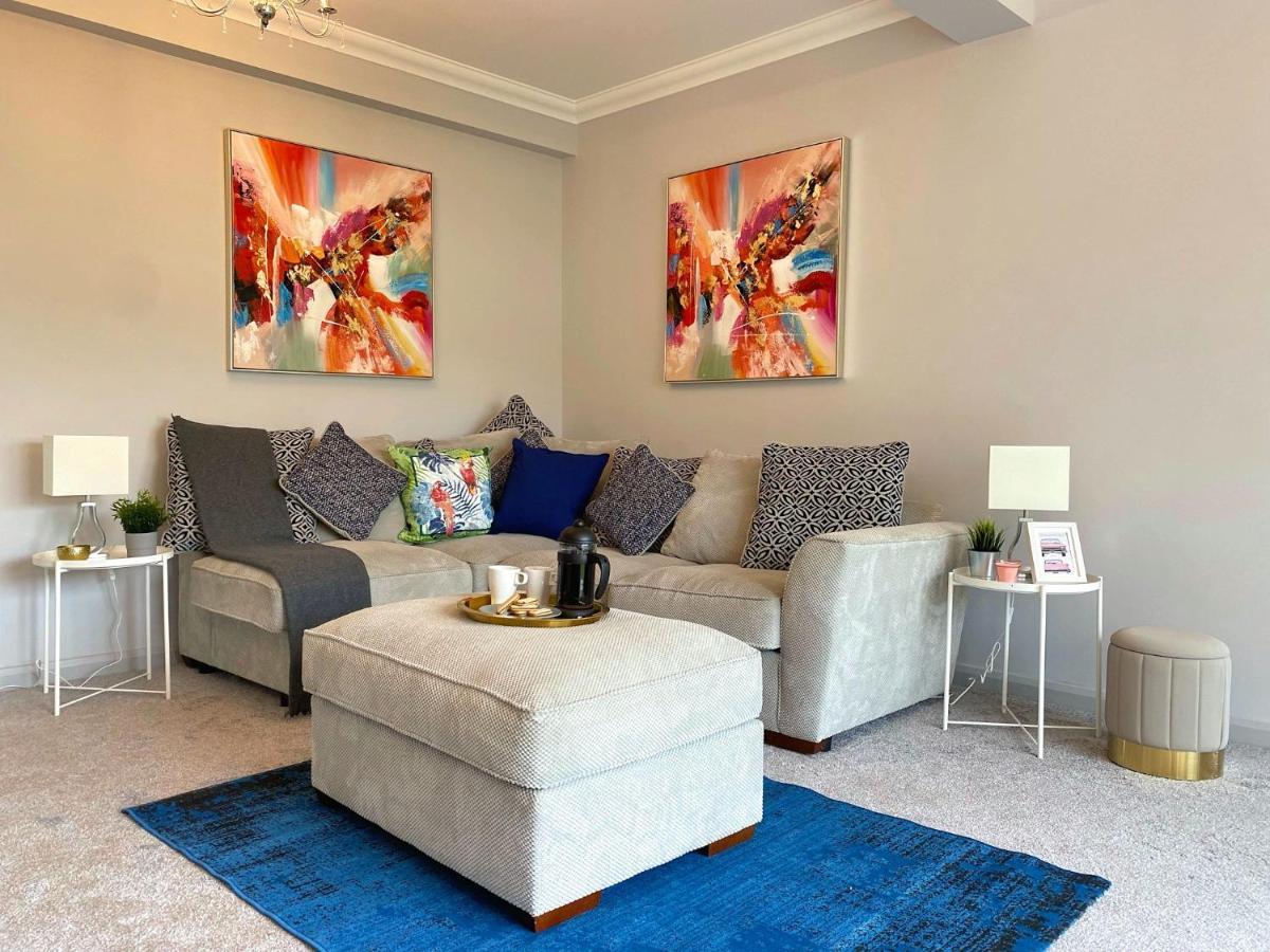Beautiful Large 4 Bedroom House - 5 Minute Walk To The Beach! - Great Location - Garden - Parking - Fast Wifi - Smart Tv - Newly Decorated - Sleeps Up To 10! Close To & Poole & Sandbanks *