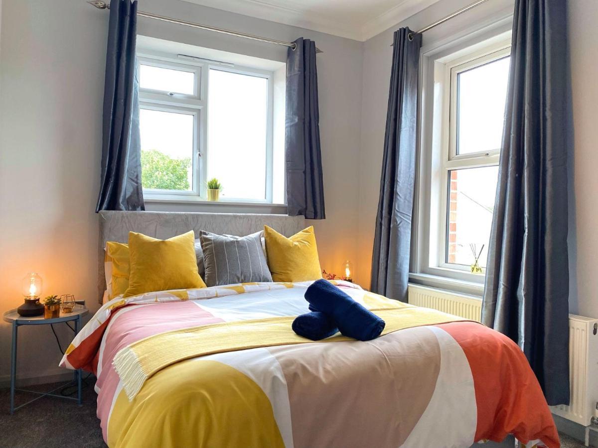 Beautiful Large 4 Bedroom House - 5 Minute Walk To The Beach! - Great Location - Garden - Parking - Fast Wifi - Smart Tv - Newly Decorated - Sleeps Up To 10! Close To & Poole & Sandbanks *