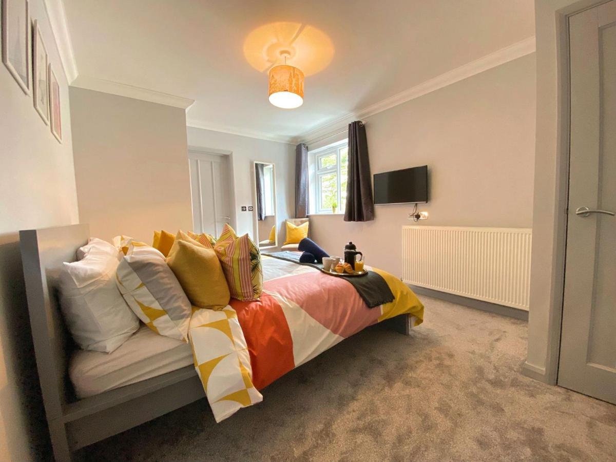 Ferienhaus Beautiful Large 4 Bedroom House - 5 Minute Walk To The Beach! - Great Location - Garden - Parking - Fast Wifi - Smart Tv - Newly Decorated - Sleeps Up To 10! Close To & Poole & Sandbanks *