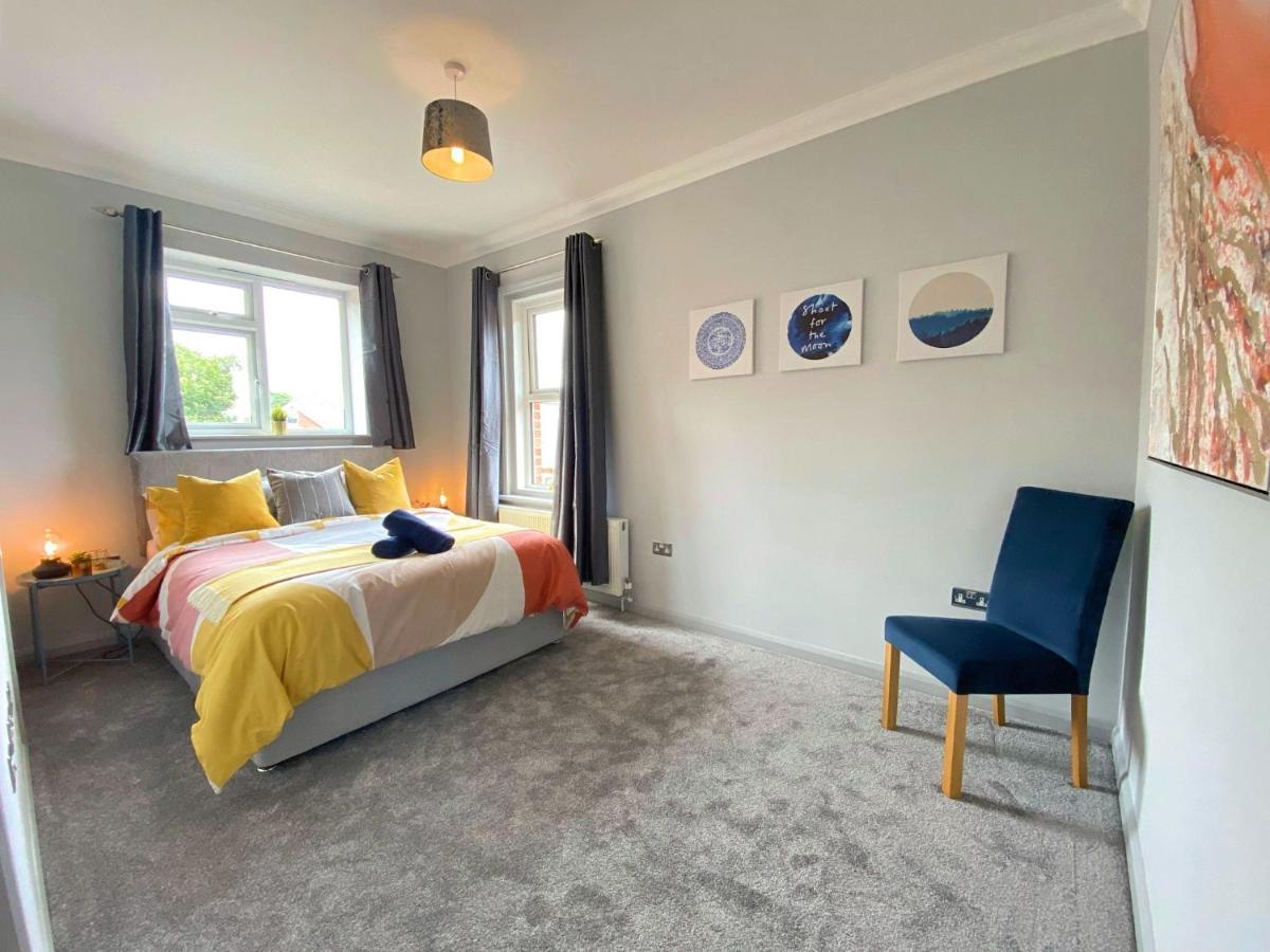 Beautiful Large 4 Bedroom House - 5 Minute Walk To The Beach! - Great Location - Garden - Parking - Fast Wifi - Smart Tv - Newly Decorated - Sleeps Up To 10! Close To & Poole & Sandbanks * Bournemouth