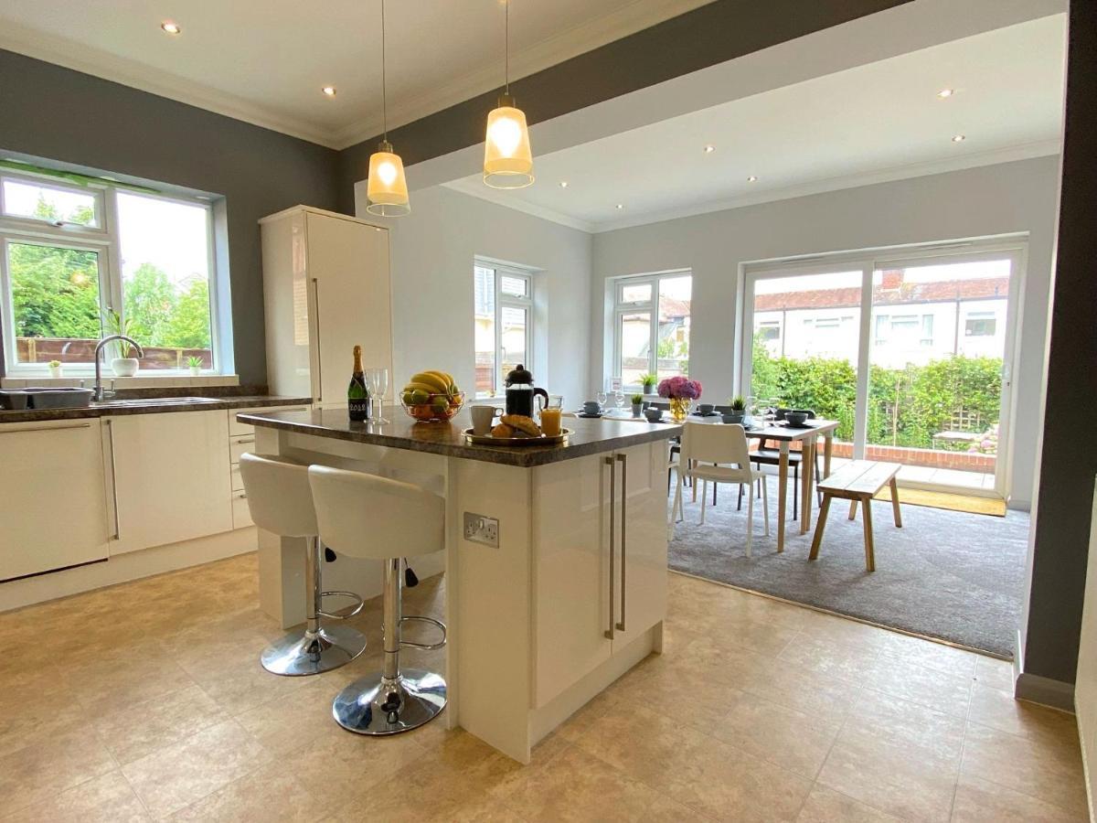 Beautiful Large 4 Bedroom House - 5 Minute Walk To The Beach! - Great Location - Garden - Parking - Fast Wifi - Smart Tv - Newly Decorated - Sleeps Up To 10! Close To & Poole & Sandbanks Ferienhaus