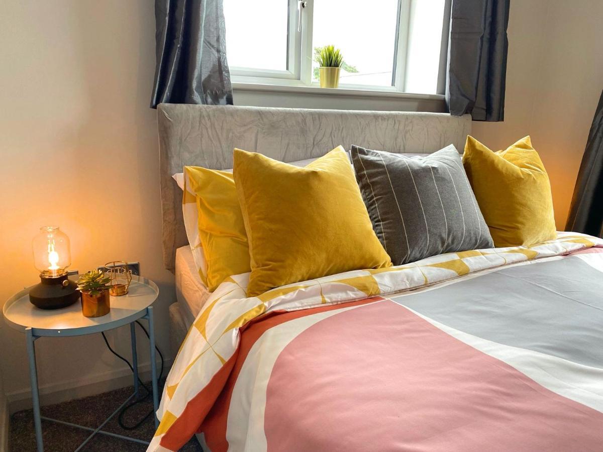 Beautiful Large 4 Bedroom House - 5 Minute Walk To The Beach! - Great Location - Garden - Parking - Fast Wifi - Smart Tv - Newly Decorated - Sleeps Up To 10! Close To & Poole & Sandbanks Ferienhaus