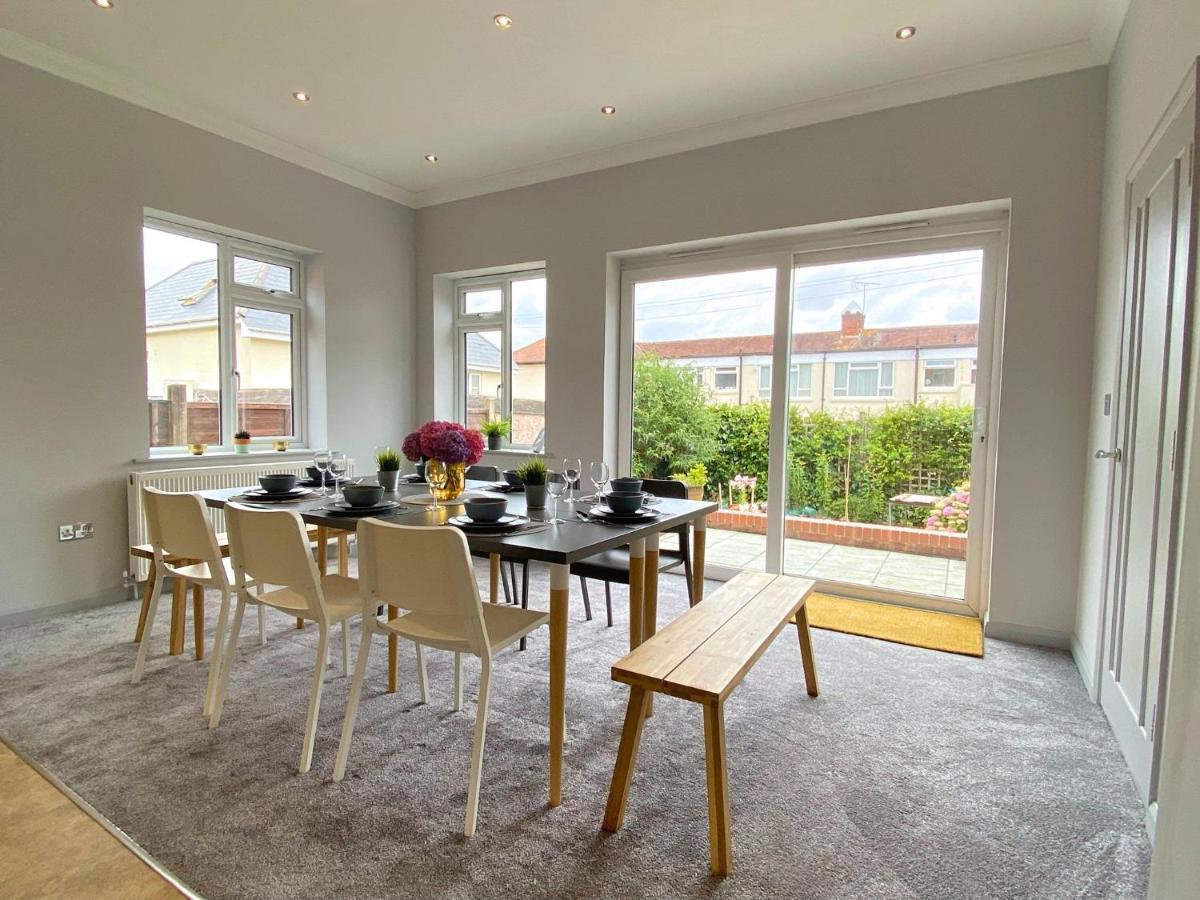 Ferienhaus Beautiful Large 4 Bedroom House - 5 Minute Walk To The Beach! - Great Location - Garden - Parking - Fast Wifi - Smart Tv - Newly Decorated - Sleeps Up To 10! Close To & Poole & Sandbanks *
