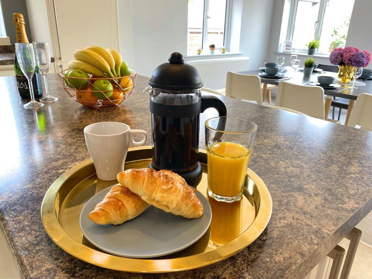 Beautiful Large 4 Bedroom House - 5 Minute Walk To The Beach! - Great Location - Garden - Parking - Fast Wifi - Smart Tv - Newly Decorated - Sleeps Up To 10! Close To & Poole & Sandbanks * Bournemouth