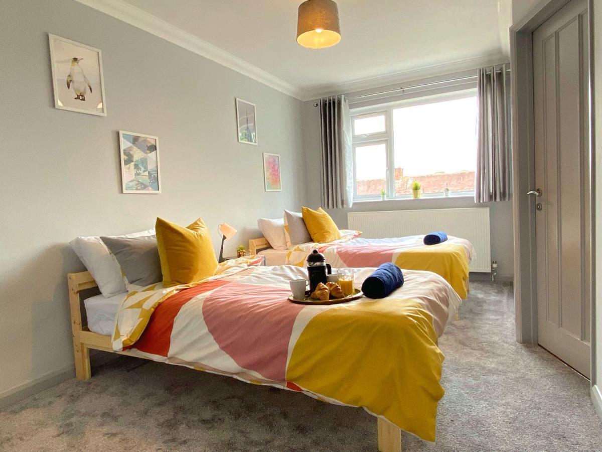 Ferienhaus Beautiful Large 4 Bedroom House - 5 Minute Walk To The Beach! - Great Location - Garden - Parking - Fast Wifi - Smart Tv - Newly Decorated - Sleeps Up To 10! Close To & Poole & Sandbanks *