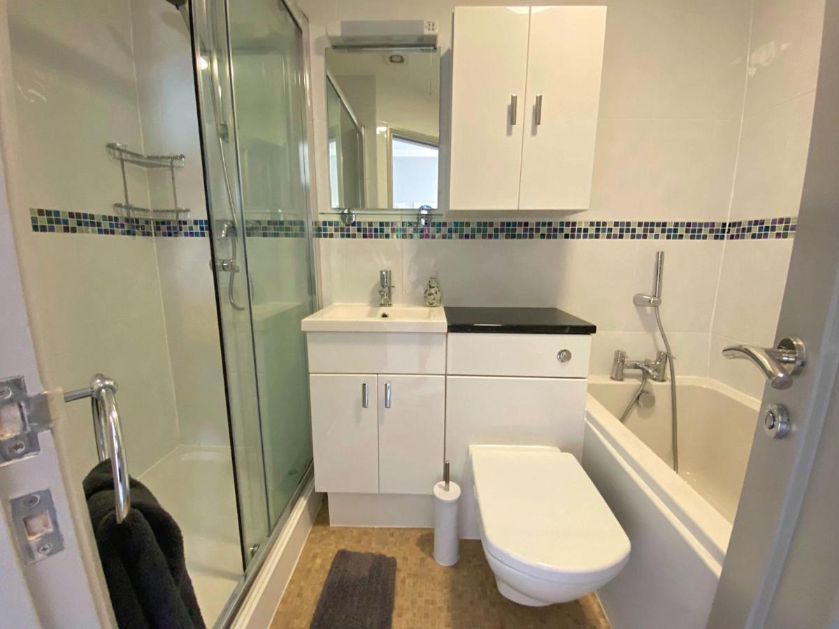 Ferienhaus Beautiful Large 4 Bedroom House - 5 Minute Walk To The Beach! - Great Location - Garden - Parking - Fast Wifi - Smart Tv - Newly Decorated - Sleeps Up To 10! Close To & Poole & Sandbanks Bournemouth