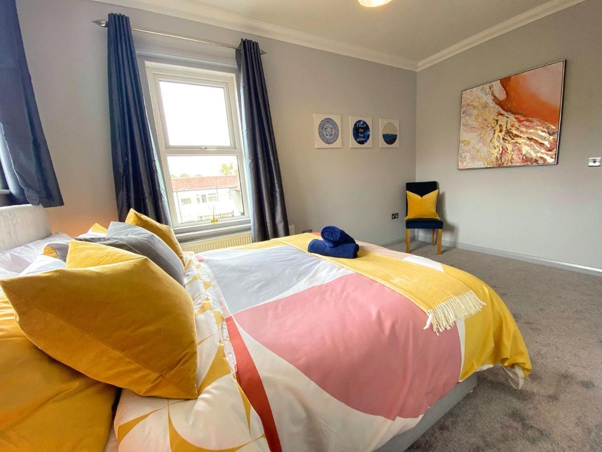 Ferienhaus Beautiful Large 4 Bedroom House - 5 Minute Walk To The Beach! - Great Location - Garden - Parking - Fast Wifi - Smart Tv - Newly Decorated - Sleeps Up To 10! Close To & Poole & Sandbanks *