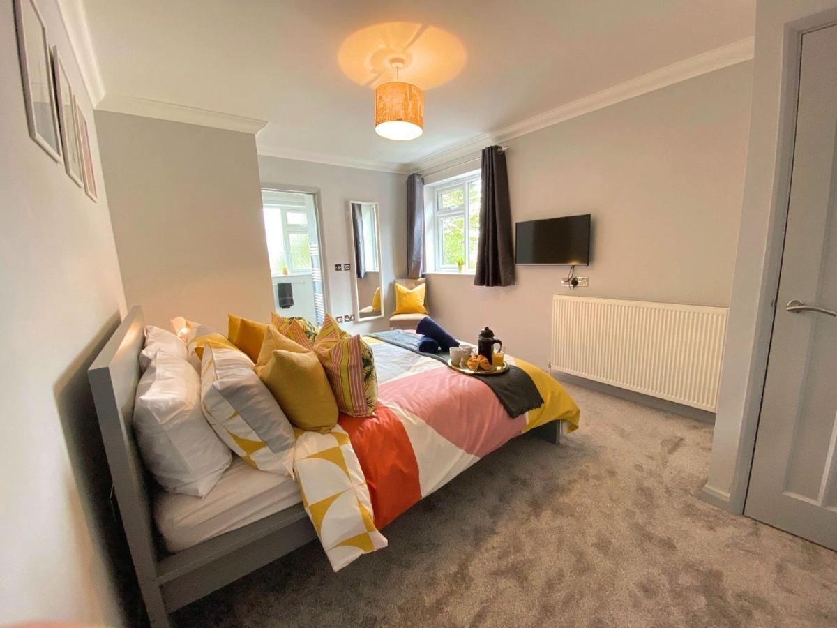 Beautiful Large 4 Bedroom House - 5 Minute Walk To The Beach! - Great Location - Garden - Parking - Fast Wifi - Smart Tv - Newly Decorated - Sleeps Up To 10! Close To & Poole & Sandbanks *