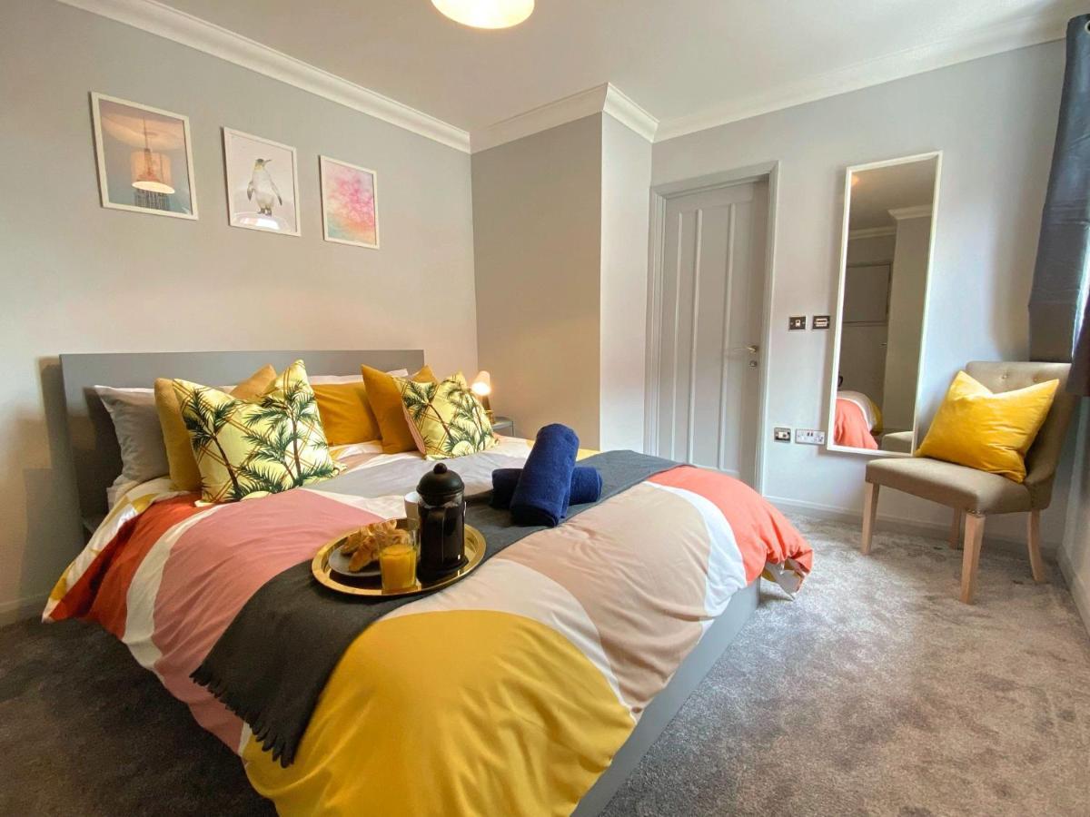 Beautiful Large 4 Bedroom House - 5 Minute Walk To The Beach! - Great Location - Garden - Parking - Fast Wifi - Smart Tv - Newly Decorated - Sleeps Up To 10! Close To & Poole & Sandbanks Ferienhaus