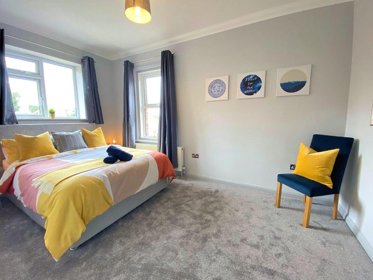 Beautiful Large 4 Bedroom House - 5 Minute Walk To The Beach! - Great Location - Garden - Parking - Fast Wifi - Smart Tv - Newly Decorated - Sleeps Up To 10! Close To & Poole & Sandbanks Ferienhaus