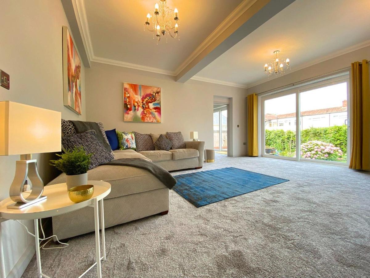 Beautiful Large 4 Bedroom House - 5 Minute Walk To The Beach! - Great Location - Garden - Parking - Fast Wifi - Smart Tv - Newly Decorated - Sleeps Up To 10! Close To & Poole & Sandbanks Ferienhaus *