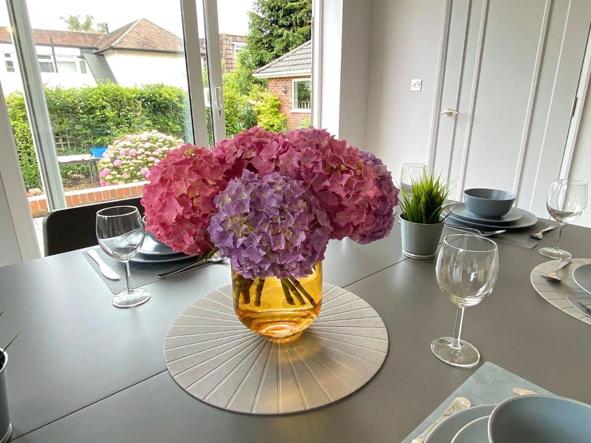 Beautiful Large 4 Bedroom House - 5 Minute Walk To The Beach! - Great Location - Garden - Parking - Fast Wifi - Smart Tv - Newly Decorated - Sleeps Up To 10! Close To & Poole & Sandbanks Ferienhaus Bournemouth